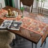 Table runner Uffizi warna-warni sebagai aksen dekoratif pada meja makan