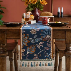 Table runner Visa warna-warni dengan motif floral di meja makan