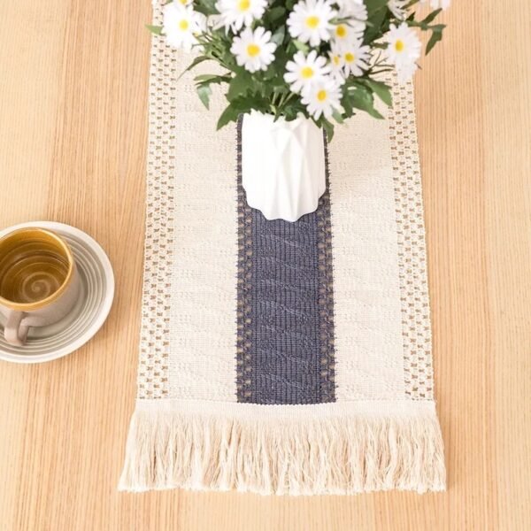 Table Runner Visby 1 Krem – Detail – Maiika Detail motif garis table runner Visby 1 warna krem - Maiika