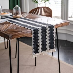 Table Runner Visby 10 A Black – Maiika Table runner Visby 10 A warna black dengan motif geometris di meja makan