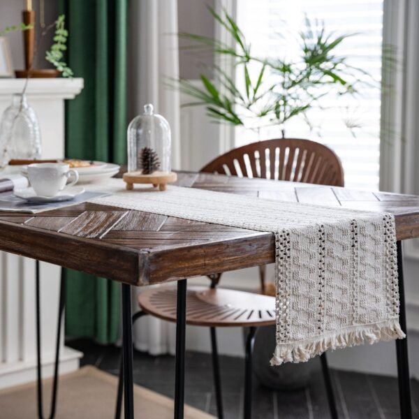 Table runner Visby 10 C warna krem dengan motif geometris di meja makan