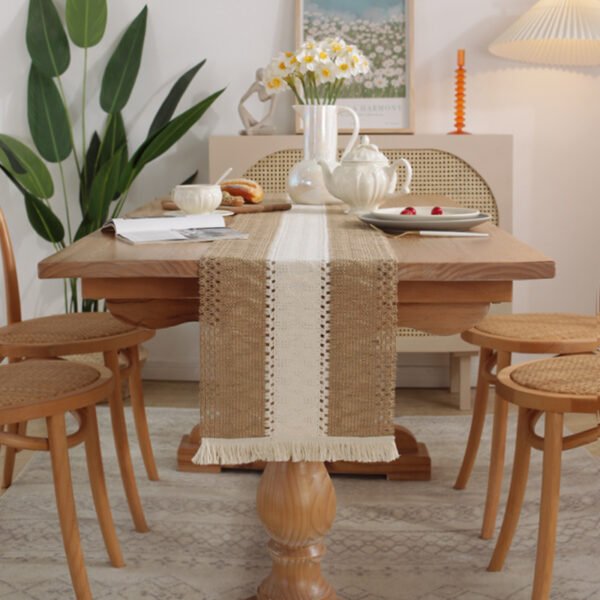 Table runner Visby 4 dengan motif garis sebagai dekorasi meja - Maiika
