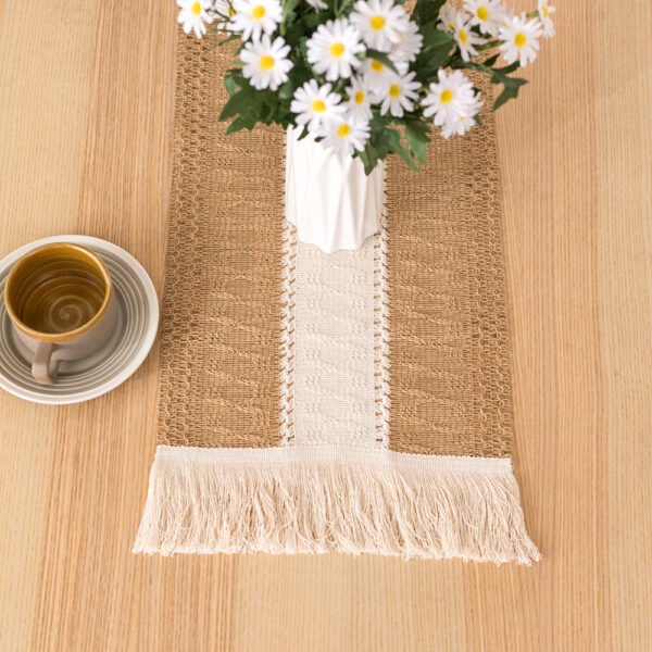 Detail table runner Visby 4 dengan motif garis - Maiika