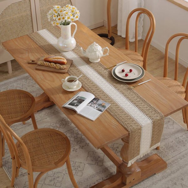 Table runner Visby 4 digunakan dalam penataan meja makan - Maiika