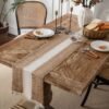 Table runner Visby 4 sebagai dekorasi pada meja kayu - Maiika