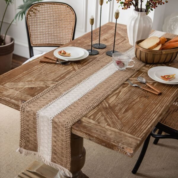 Table runner Visby 4 sebagai dekorasi pada meja kayu - Maiika