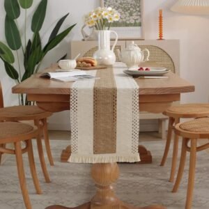 Table runner Visby 5 dengan motif dekoratif pada meja makan - Maiika