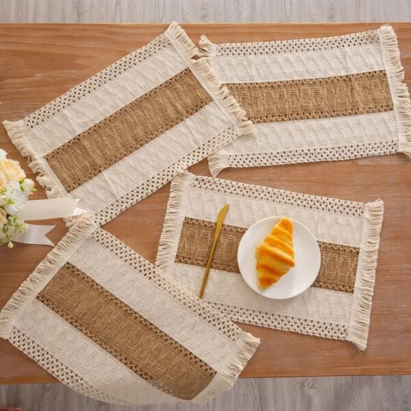 Placemat Visby 5 krem 30x50 cm digunakan sebagai alas piring di meja makan