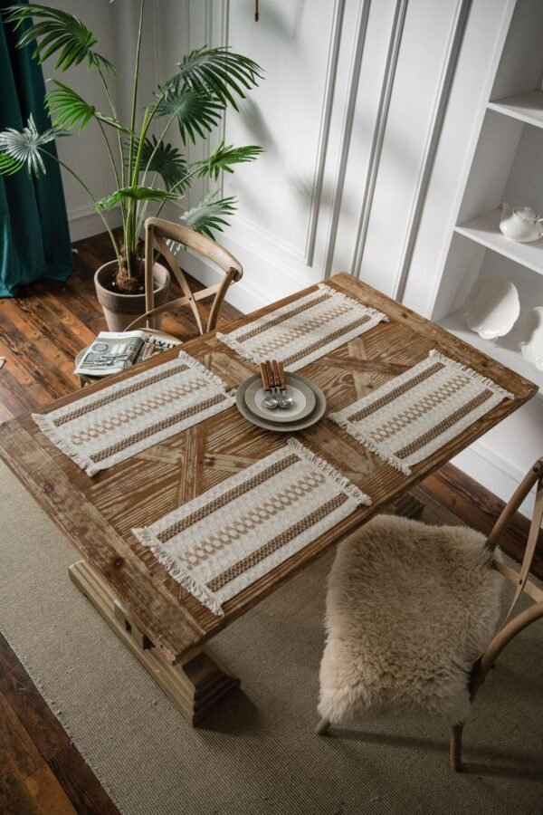 Placemat Visby 7 krem 30x50 cm dalam penataan meja makan