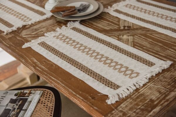 Detail placemat Visby 7 krem 30x50 cm dalam penataan meja makan