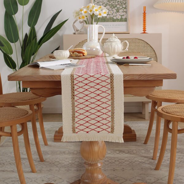 Table runner Visby 9 warna cream red dengan motif geometris di meja makan - Maiika