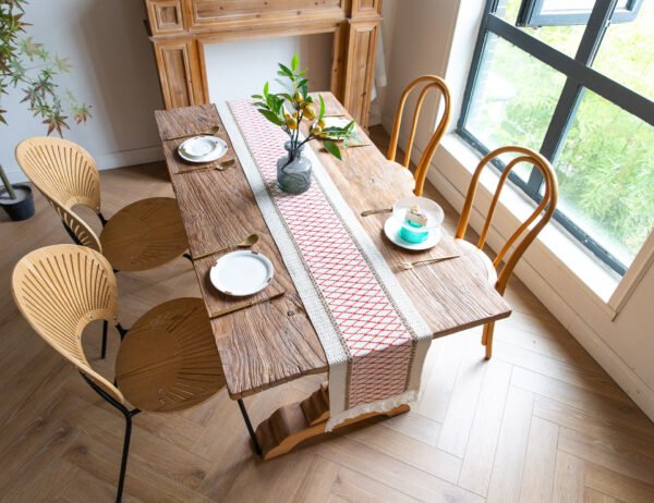Table runner Visby 9 warna cream red digunakan sebagai dekorasi meja makan - Maiika