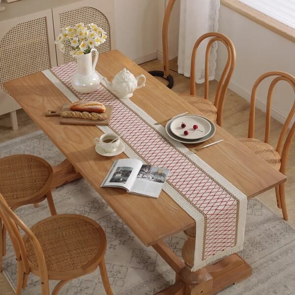 Table runner Visby 9 warna cream red sebagai dekorasi meja makan - Maiika
