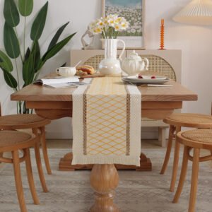 Table runner Visby 9 warna cream yellow dengan motif geometris di meja makan - Maiika