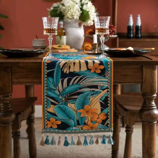 Table runner Vittorio dengan motif floral sebagai dekorasi meja makan
