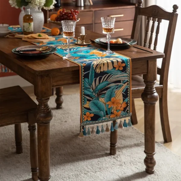 Table runner Vittorio bermotif floral digunakan sebagai dekorasi meja makan