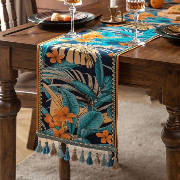Table runner Vittorio dengan motif floral dalam penataan meja makan