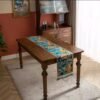 Table runner Vittorio bermotif floral sebagai aksen dekoratif pada meja
