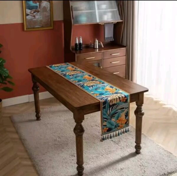 Table runner Vittorio bermotif floral sebagai aksen dekoratif pada meja