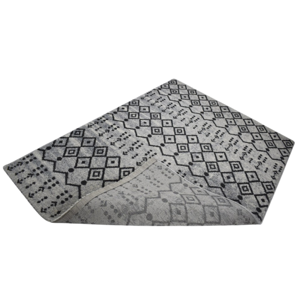 Karpet Kisa warna abu-abu Maiika tampak samping