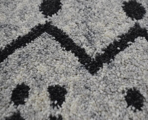 Detail tekstur Karpet Kisa warna abu-abu Maiika