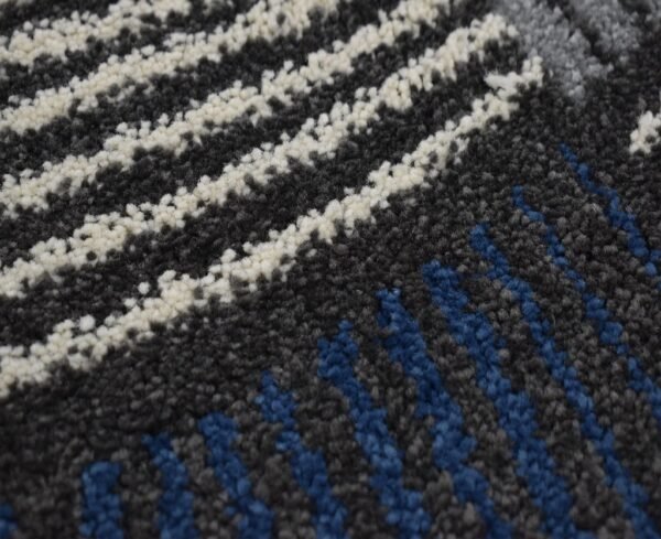 Detail tekstur Karpet Nara warna biru Maiika
